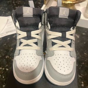 Jordan 1 mid lt smoke anthracite kids shoe size 10c like new